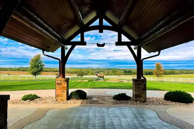 Image de A one-of-a-kind Log Lodge on over 200 acres of panoramic views & serene settings