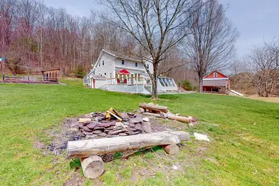 Image de Pastoral, dog-friendly home surrounded by lush woodland with free WiFi & firepit