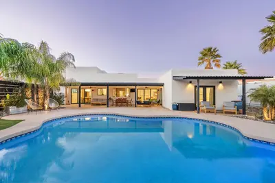 Image de Designer dream home with opulent backyard, private pool, hot tub, game room & Ac