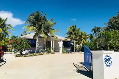 Image de Caribbean Chic Villa with private pool; 4 min walk to Beach!