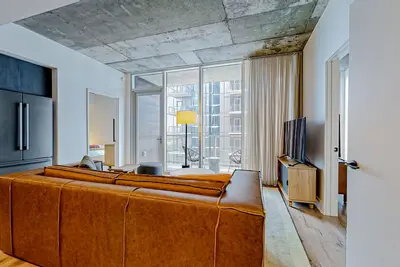 Image de 28th-floor luxe condo with lakeview balcony, rooftop pool