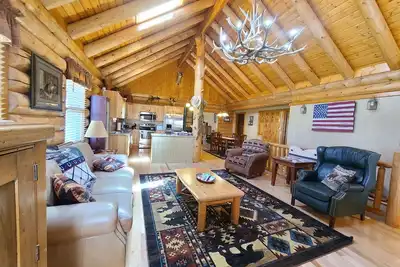 Image de Log cabin style home on secluded 48 acre property