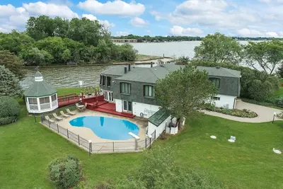 Image de Gorgeous Lakefront Estate, Chain O'Lakes Gem~Pool