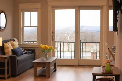 Image de CloudView Cottage - Carriage House Apartment