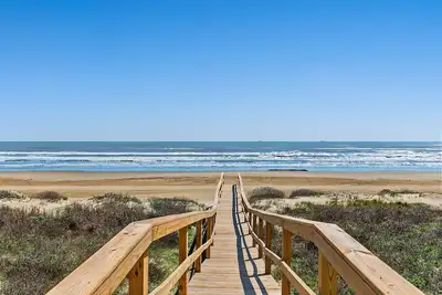 Image de Spacious Coastal Escape + 3 King Ensuites + Bunkroom Ensuite + Beach Gear