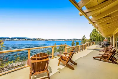Image de Dog-friendly retreat - huge deck w/ panoramic sound views & jetted tub