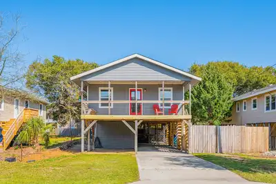 Image de Updated, dog-friendly home with fenced yard, WiFi, central Ac - close to beach