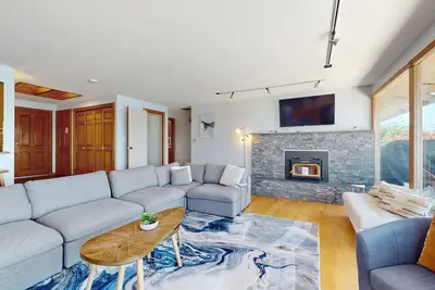 Image de Two homes in one - panoramic sound views - two kitchens, fireplaces & jetted tub