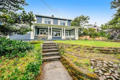 Historic home one block to beach with sunroom, porch swing, & amazing locale