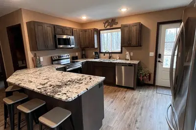 Image de Cozy two level home - 2 minutes from beach on private wooded lot.