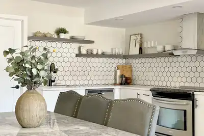 Image de Spacious, Bright Suite Near Mountains & Downtown