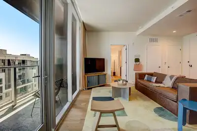 Image de Penthouse with river view balcony, rooftop pool & prime location, dog-friendly