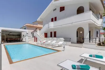 Image de Villa 'Rosimeli' près de la plage avec piscine et Wi-Fi