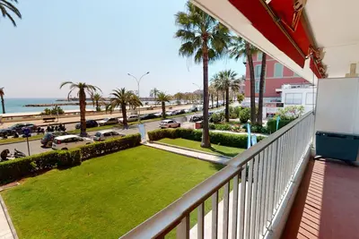 Image de Studio rénové face mer avec terrasse à Menton, proche centre-ville et plages