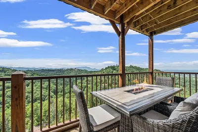 Image de 5 Bedroom Log Cabin In Pigeon Forge. Two Hot Tubs. Game Room. View!