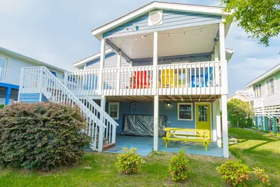 Image de Old School Beach Cottage with Flair