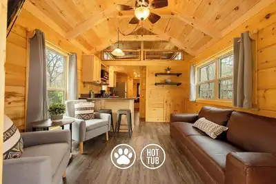 Image de Meg Cabin | Tiny Rustic Comfort on Lookout Mtn.