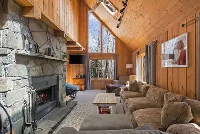 Woodsy Retreat - Close to Mt. Snow w Fireplace!