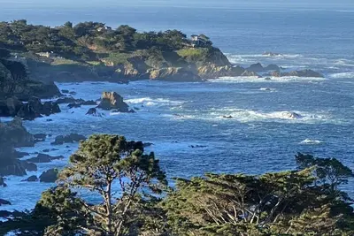 Image de Gorgeous views of the Pacific Ocean, crashing waves, and sunsets