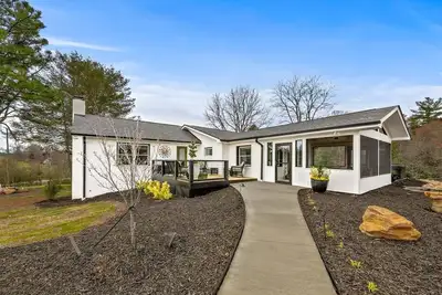 Image de Newly renovated, convenient to area attractions yet very serene