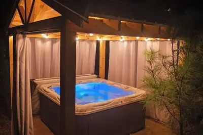 Image de Luke Cabin | Escape to Our Luxury Hot Tub Cabin