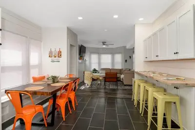 Image de 6br Near Cleveland Clinic | Walk to Uh & Cwru | Sleeps 14