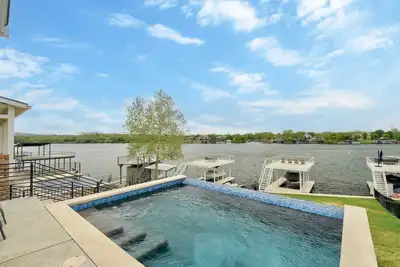 Image de Lbj Lake Lounging-Lakefront w/ Private Heated Pool
