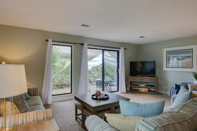 Image de 510 Queens Grant ~ Private 3Br Townhome, Short Walk to Beach