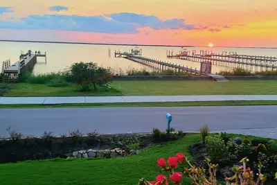 Image de Obx New Waterfront Designer Home With Dock. Gorgeous And Comfy Inside And Out!