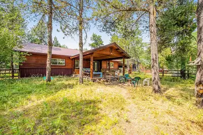 Image de Traditional dog-friendly cabin w/covered deck, firepit, W/D