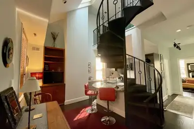 Image de Beautiful 2 Bedroom with Loft in Heart of Old Town—sleeps 6