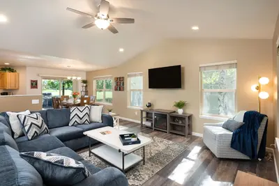 Image de Parkside Chalet 🏡 With Hot Tub & King beds 👑