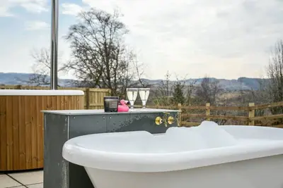 Image de Beautiful 3 bedroom house with Hot tub, Sauna and Log burner stove
