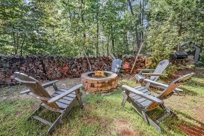 Image de Honeysuckle Hill (2-Bedroom Cabin) by RedAwning