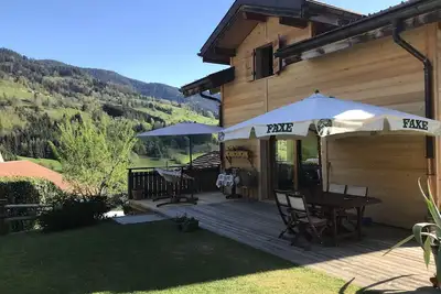 Image de Chalet entre lac et montagne