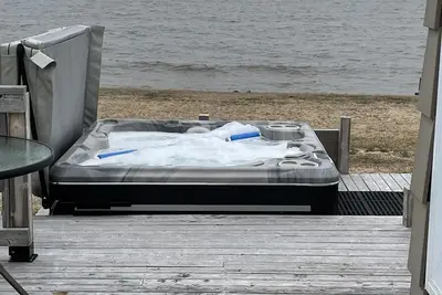 Image de Cozy water front winterized cottage