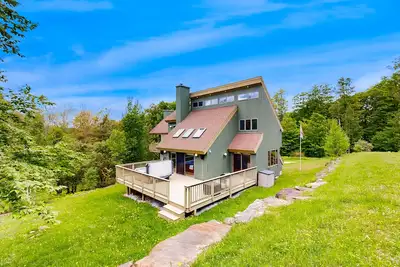 Image de 3-story secluded home with private sauna, hot tub, pond on-site