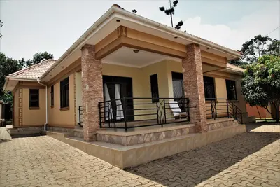 Image de Cozy house sleeps 8, minutes away from airport!
