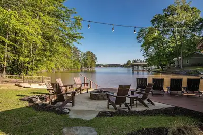 Image de Beautiful lakefront getaway! Stunning waterfront views and direct lakefront.