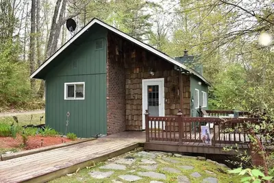 Image de Cozy White Mountain Cabin w/ Hot Tub & Fireplace.