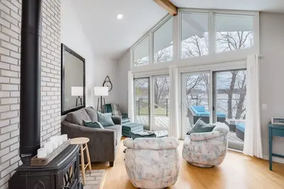 Image de Enjoy beautiful sunsets at our cottage on Deer Lake!