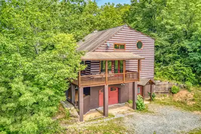 Image de Large multi-level beauty with wrap-around deck, patio, Ac, WiFi, wood fireplace
