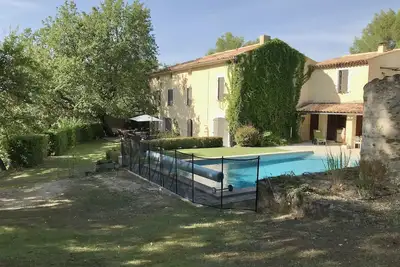 Image de Maison provençale avec grand jardin et piscine.