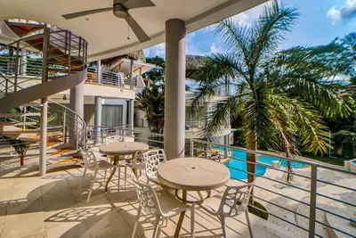 Image de Luxury condo with private rooftop hot tub, W/D, and pool - close to the beach