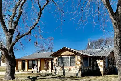 Image de Entire home hosted by D'Ann