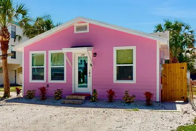 Image de Charming, fully remodeled cottage steps from beach with WiFi & central Ac