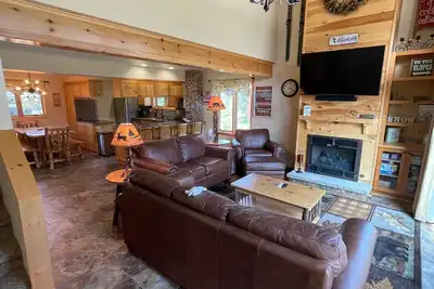 Image de Updated townouse across from Holiday Valley - walk to ski lifts, pool and golf.