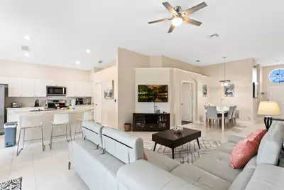 Image de South Facing Pool 4 Bedroom 3 Bath Villa - Just Minutes from Disney World!