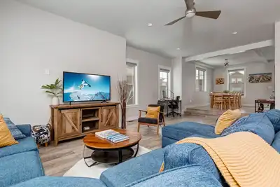 Image de Modern home with mountain view, balcony & great location - near skiing