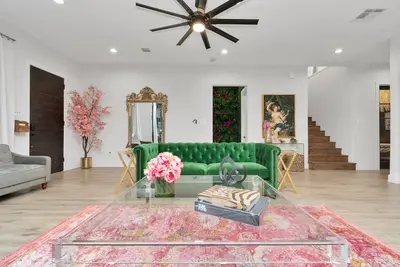 Image de Perfect for Large Groups! Hot Tub/Gazebo/Grill/Karaoke Machine/82 in. Tv & More!